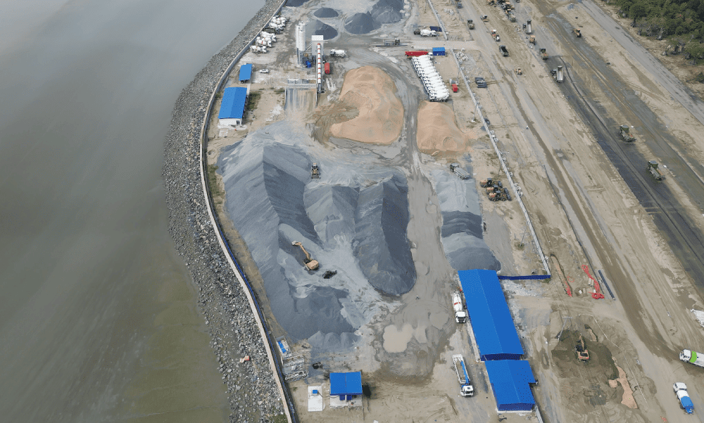 Để xử lý nền đất yếu, hàng vạn cọc Xi măng đất đã được thi công, bảo đảm sự ổn định lâu dài cho các công trình.